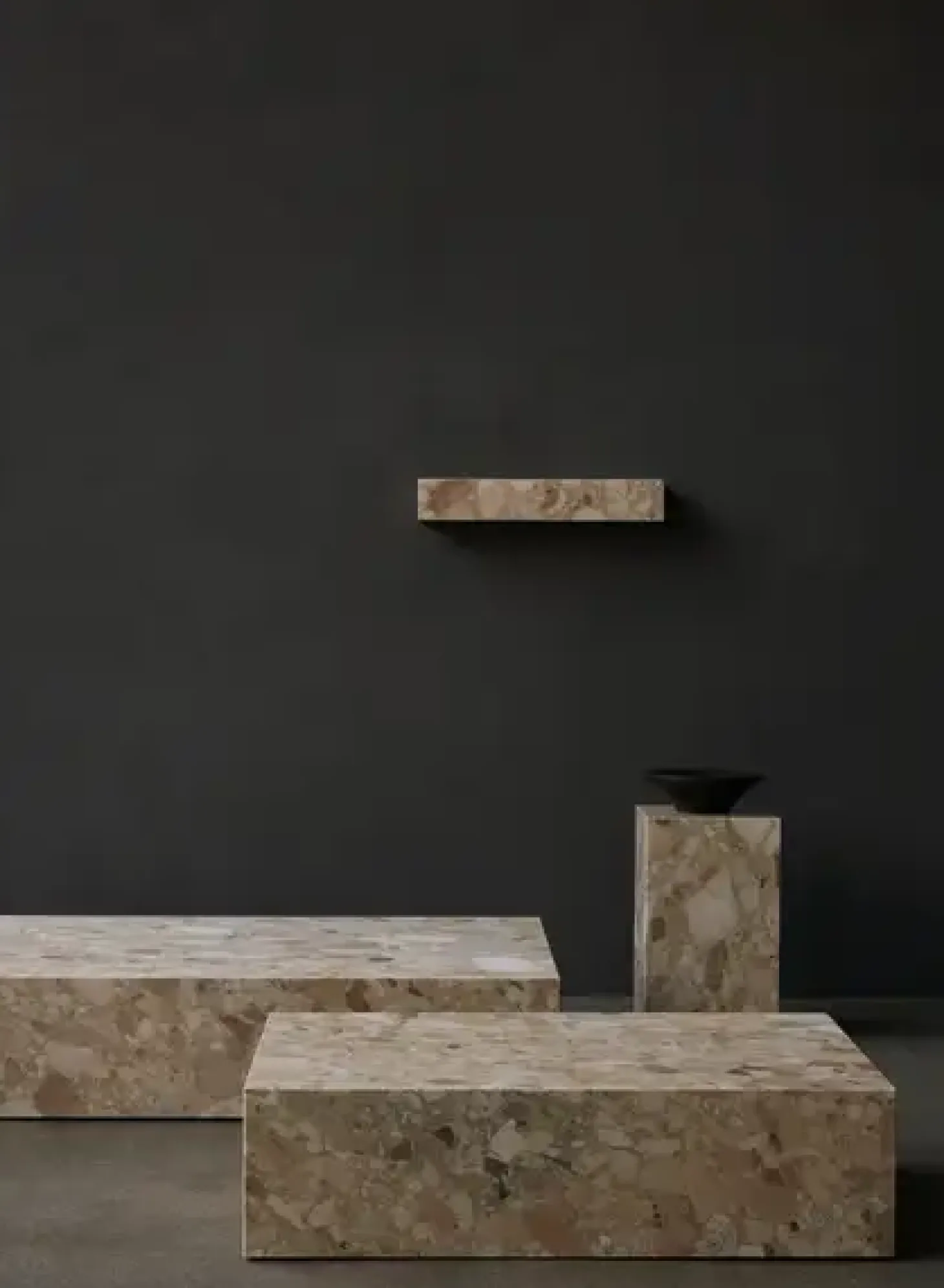 Audo Copenhagen - Plinth Low, Kunis Breccia - Marmor sofabord eller skulptur