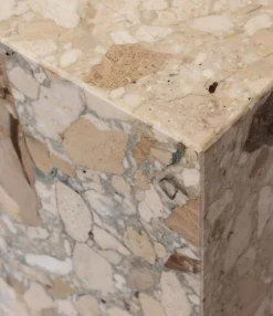 Audo Copenhagen - Plinth Low, Kunis Breccia - Marmor sofabord eller skulptur
