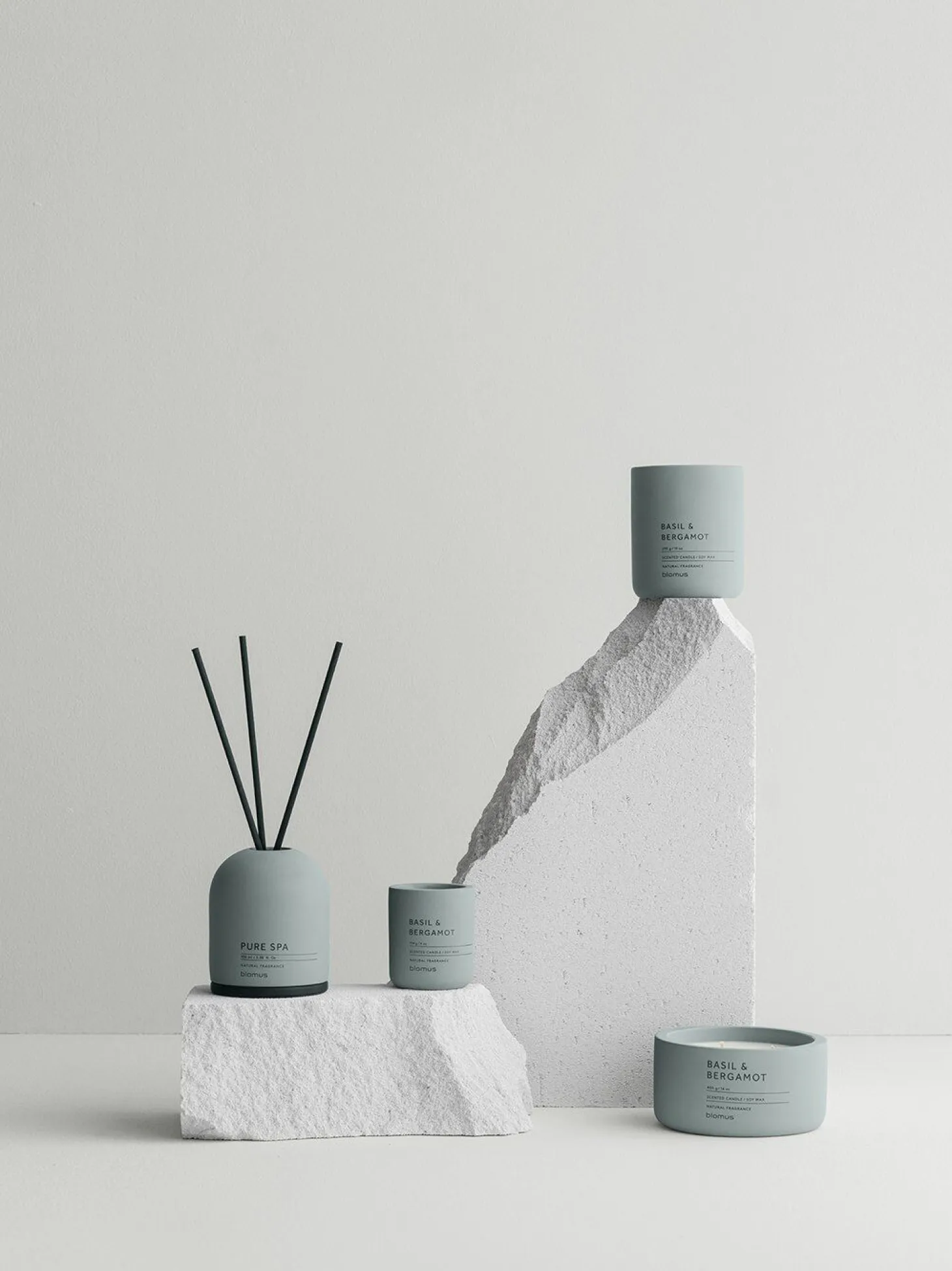 Blomus - Scented Candle - Basil & Bergamot - Pine Gray - FRAGA