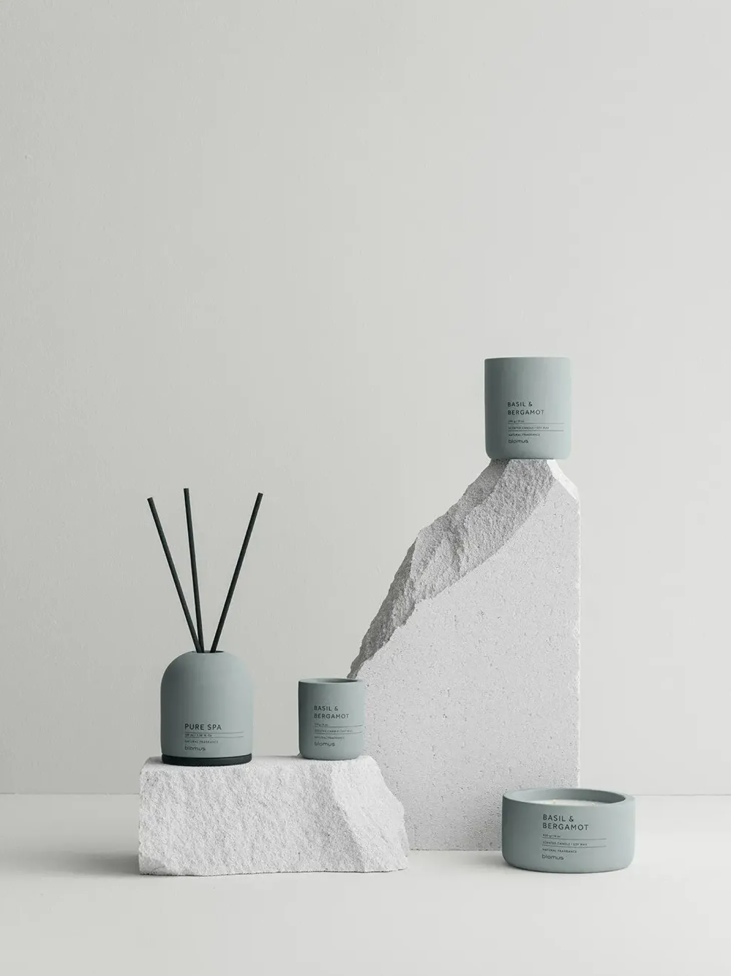 Blomus - Scented Candle - Basil & Bergamot - Pine Gray - FRAGA