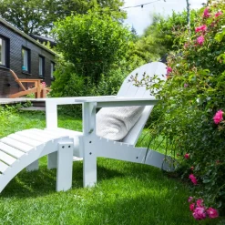 Cinas - Adirondack sæt i hvid bestående af havestol med tilhørende skammel