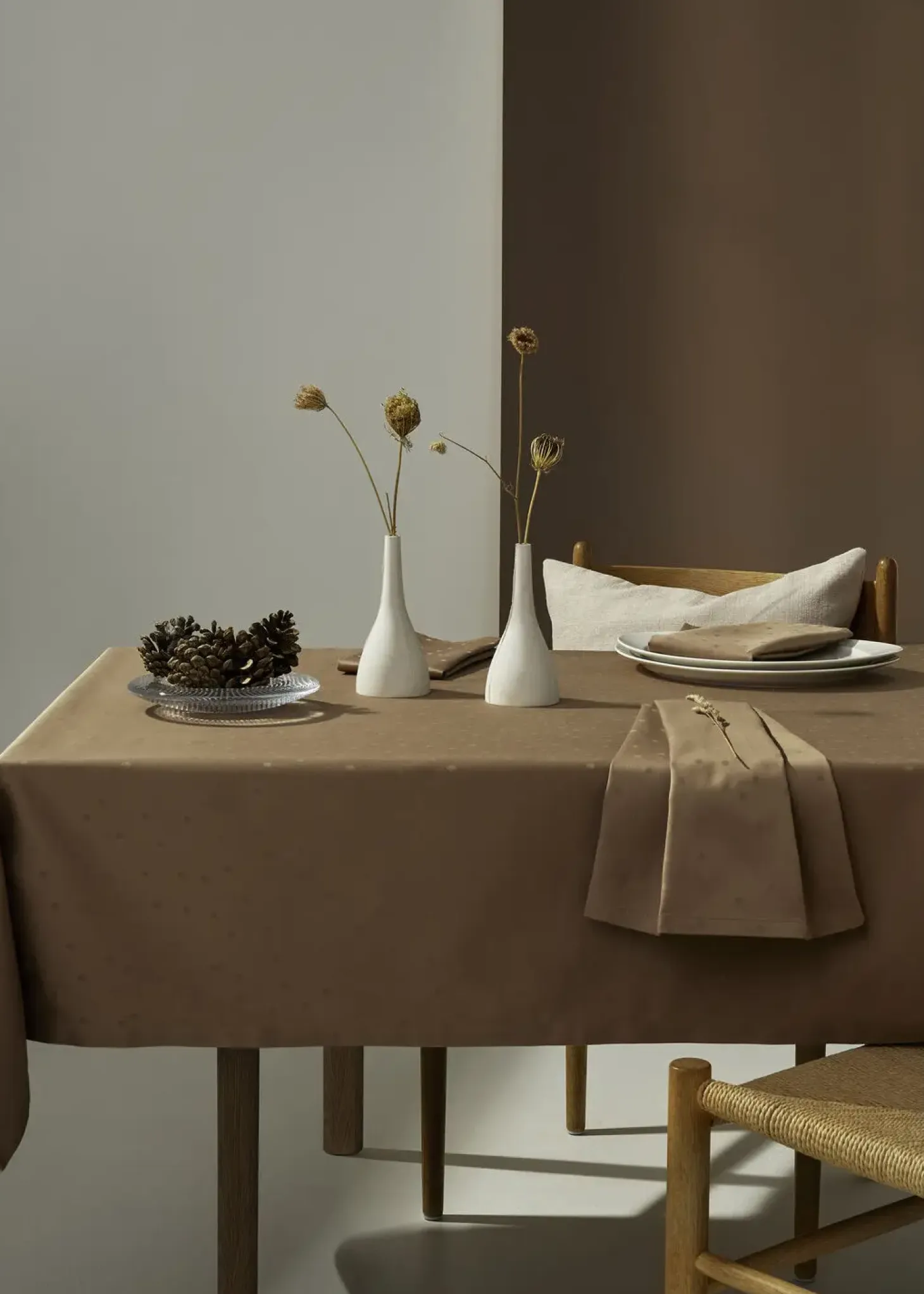 Compliments - Confetti Damask Table Cloth 150x250 cm - Valnød