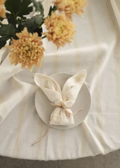 Compliments - Dug - Brise Table Cloth 200x200 cm - Gul