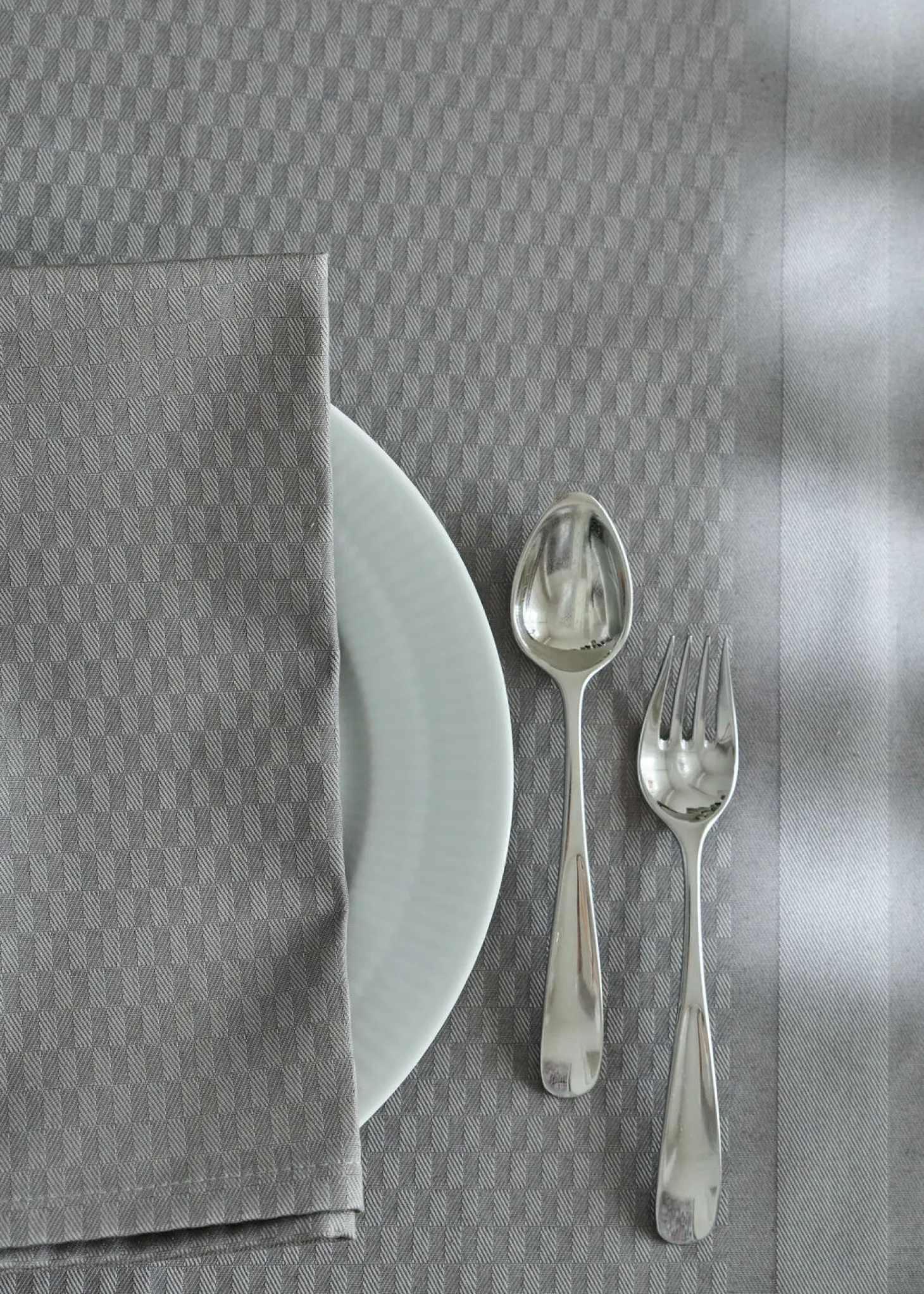 Compliments - Dug - Tile Damask Table Cloth 150x 250 cm - Sølv grå