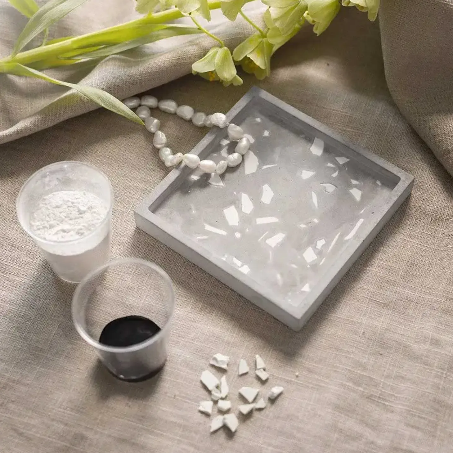 Creativ Company - DIY Kit Resin Støbning, sort, hvid, Firkantet bakke med terrazzo, 1 pk.