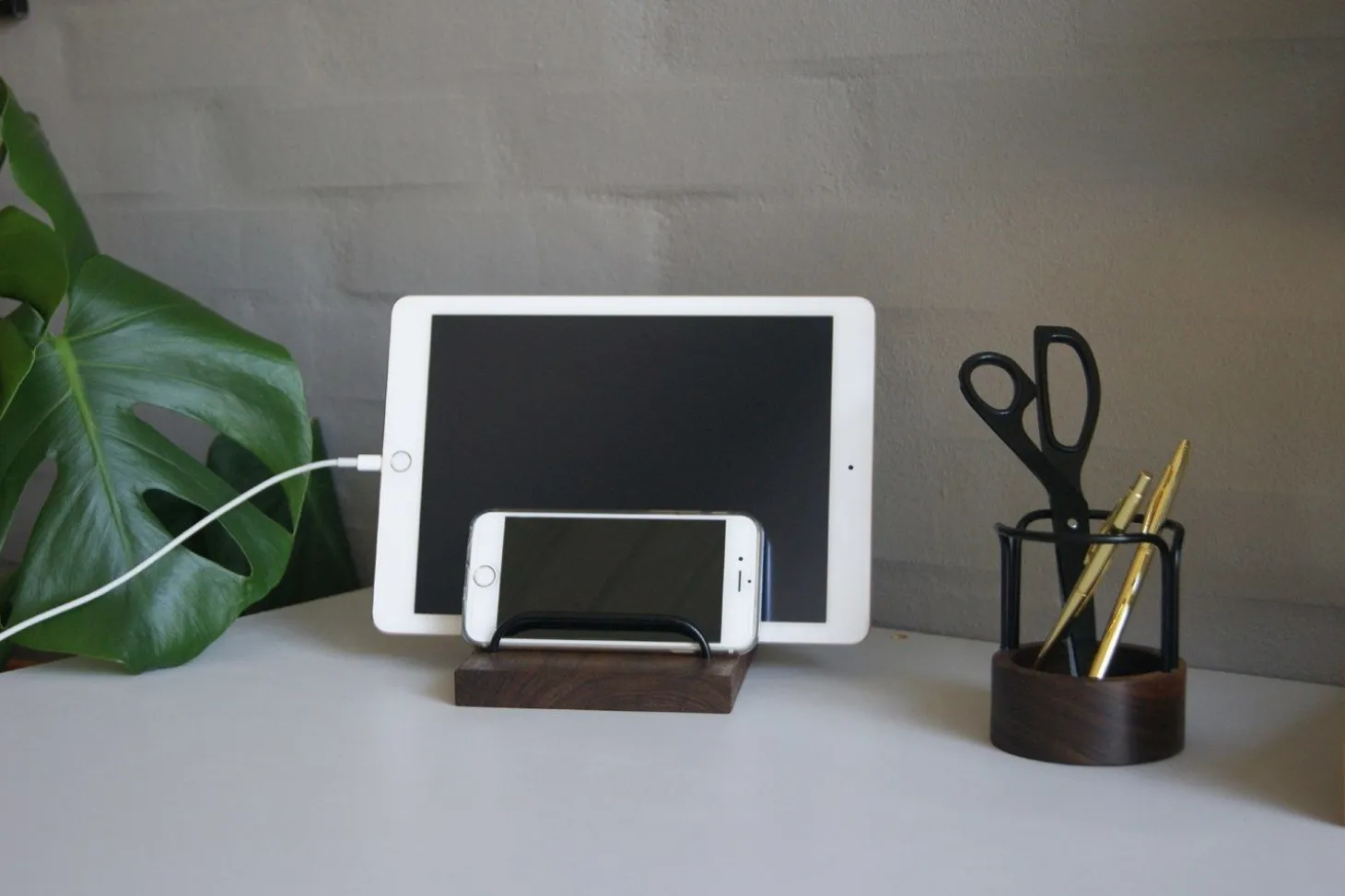 Dot Aarhus - Brass Dock - Tabletholder - Valnød/Sort