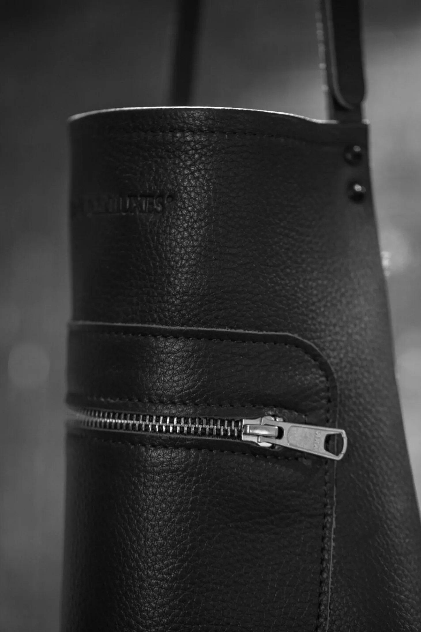 DutchDeluxes - Forklæde - Zipper Style - Sort Læder