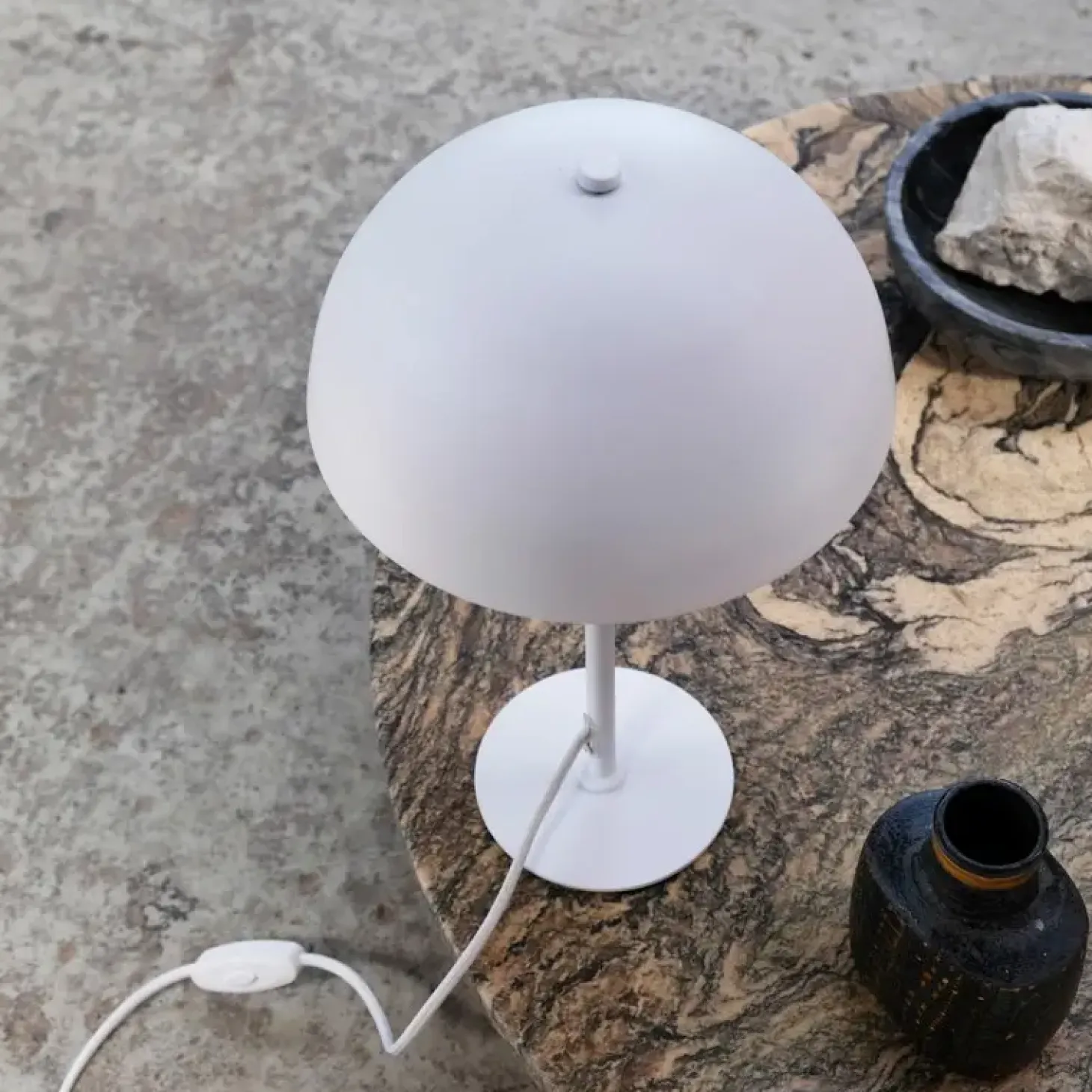 Dyberg Larsen - Stockholm bordlampe - Medium - Mat hvid, Ø: 25 x H: 43 cm