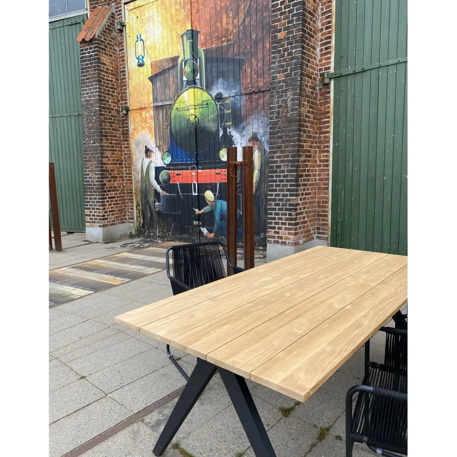 Friis Furniture - Alba spisebord - teaktræ - 200x95 cm - sorte ben