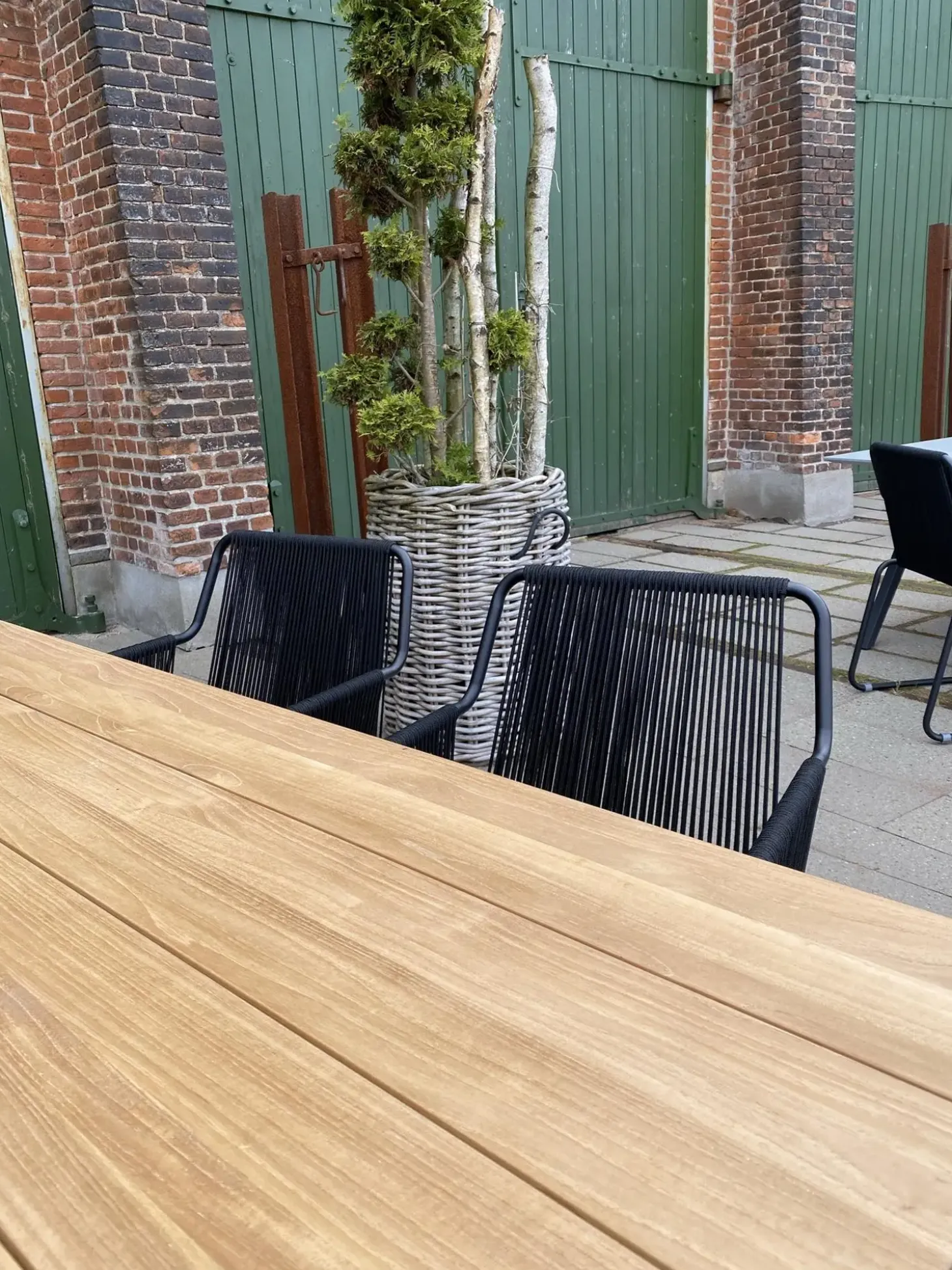 Friis Furniture - Alba spisebord - teaktræ - 200x95 cm - sorte ben