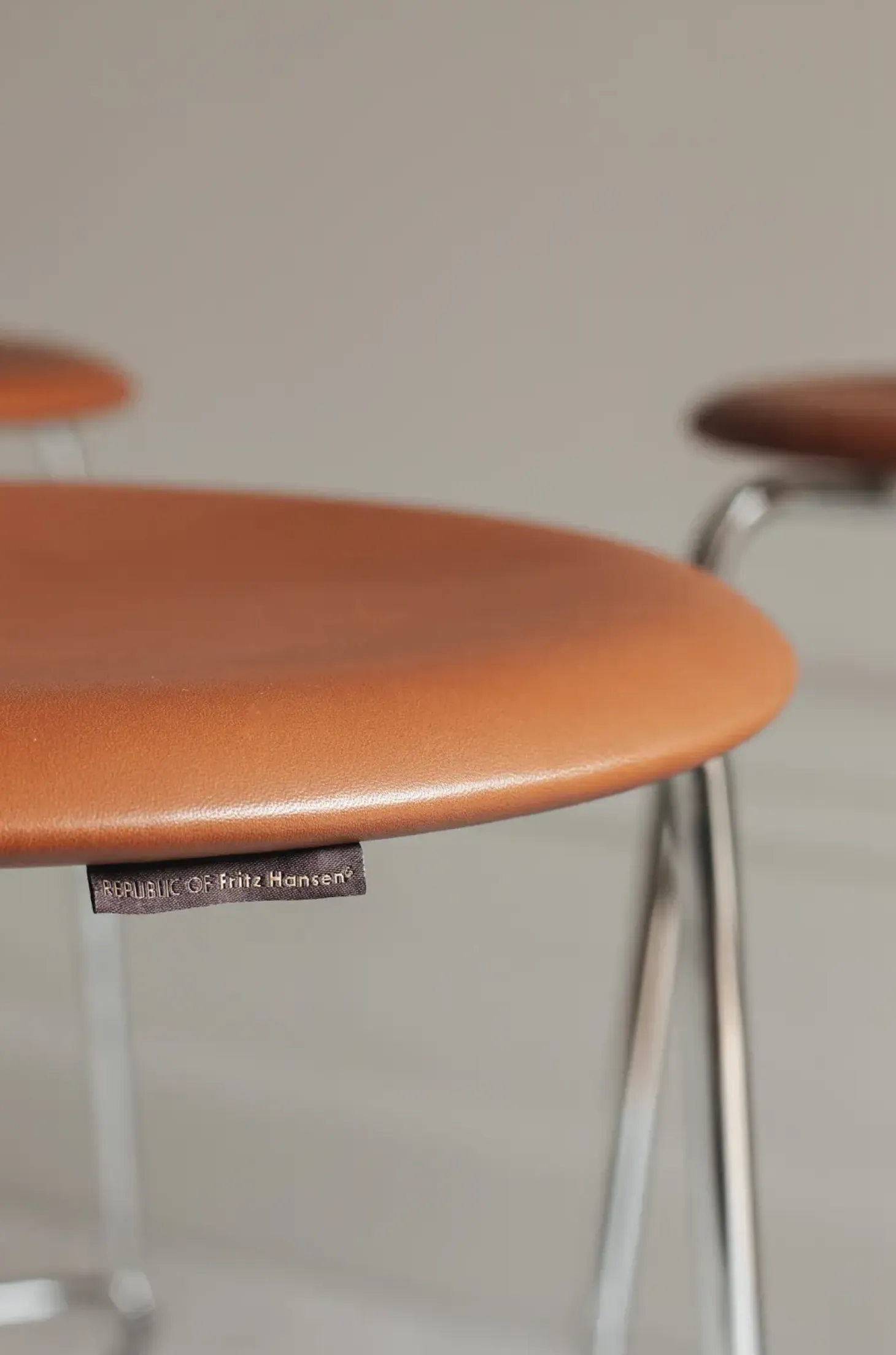 Fritz Hansen - Barstol - High Dot™ Counter stool 4-legs - Læder Walnut og krom stel