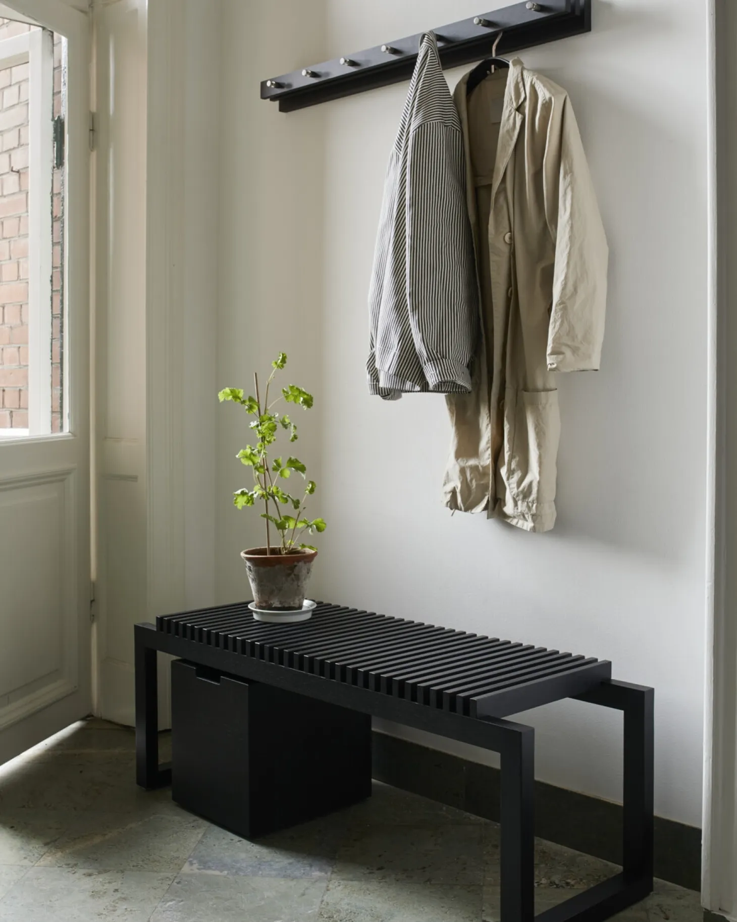 Fritz Hansen - Cutter Knagerække 100 cm - Sort eg
