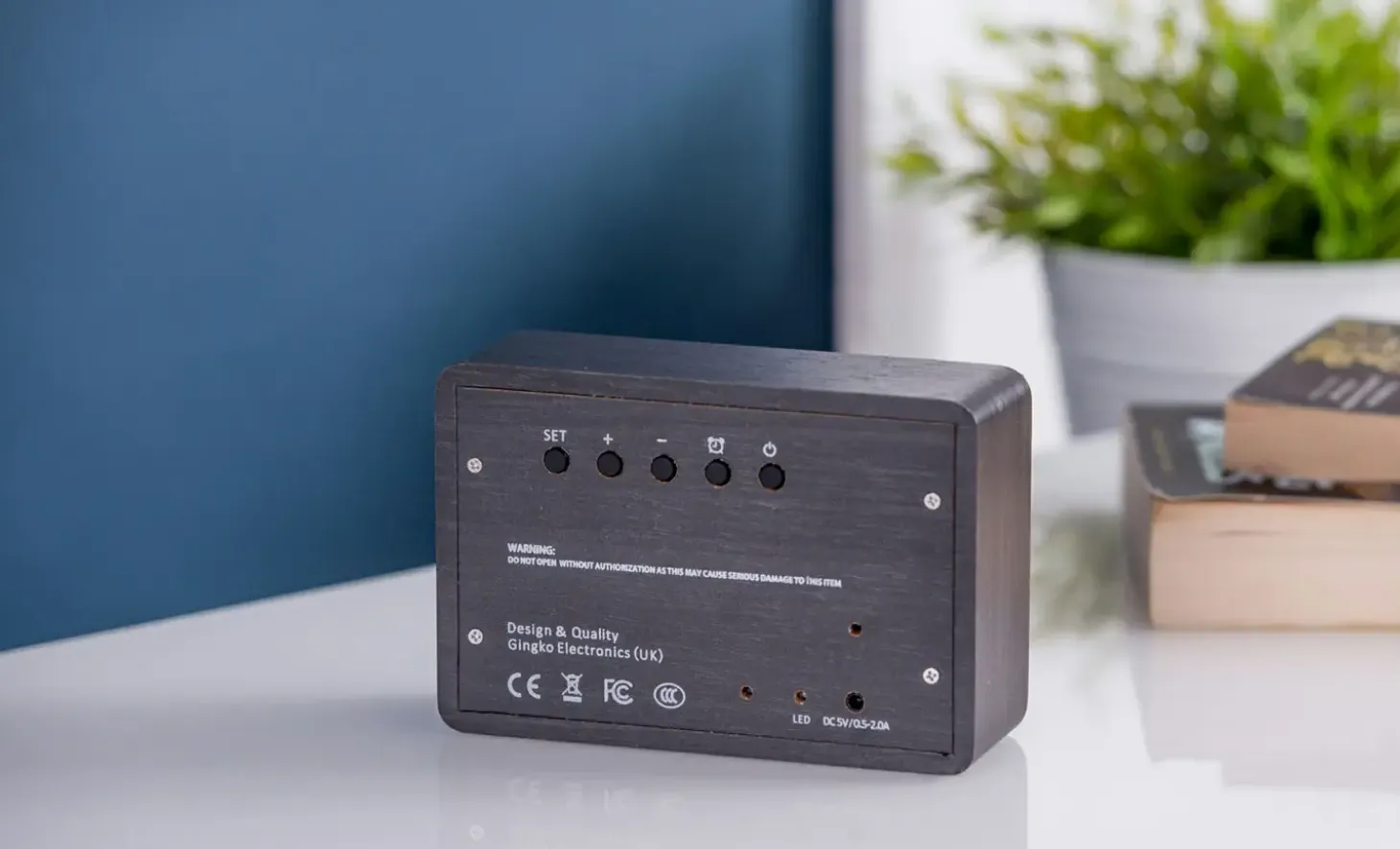 Gingko - Brick Click Clock Black / White LED
