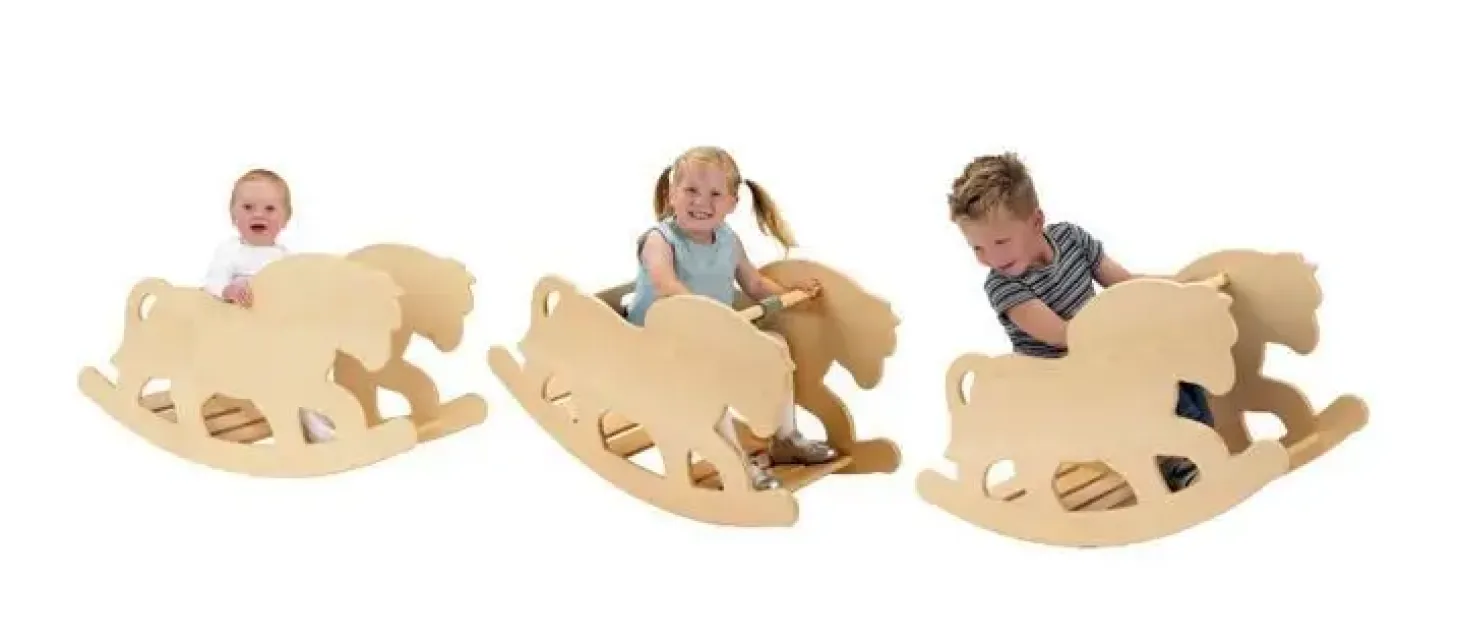 Gyngehest i Birk med beige hynde fra HINDEVADGÅRD