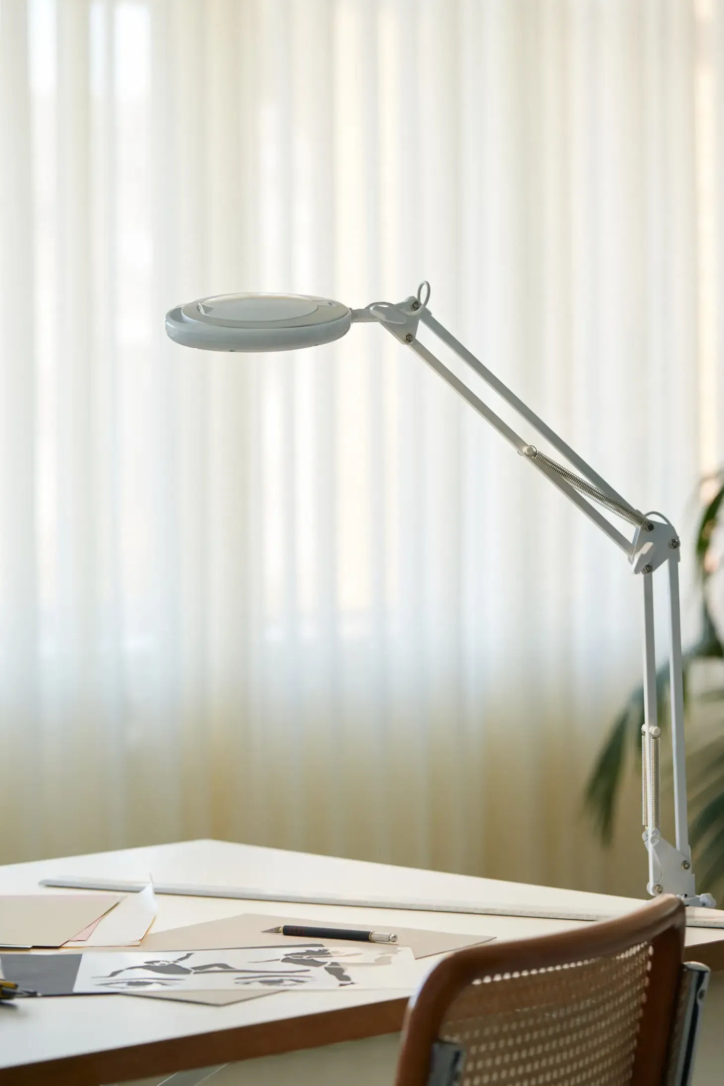 Halo Design Copenhagen - Skrivebordslampe LED - Magni Archi clips - Hvid