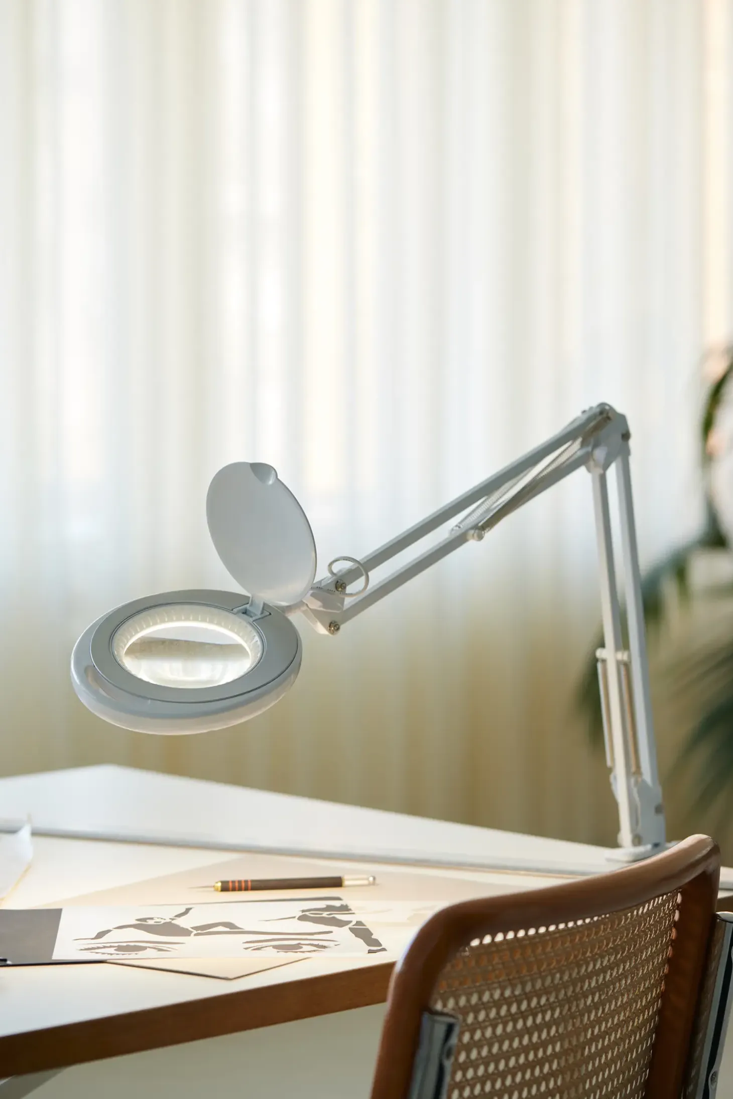 Halo Design Copenhagen - Skrivebordslampe LED - Magni Archi clips - Hvid
