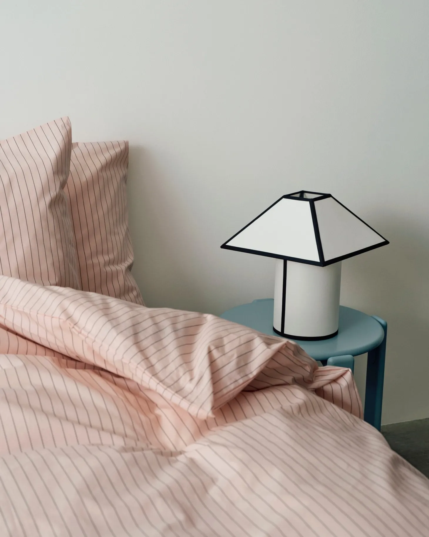 Hay - Bordlampe - Ava Pyramid - Sort/Hvid - H32 cm