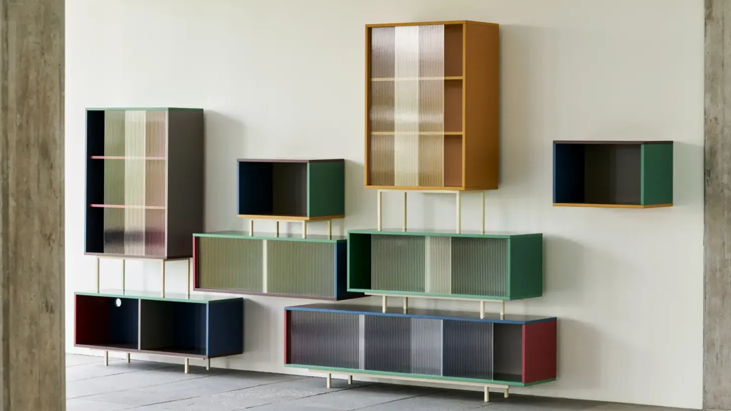 Hay - Reol til Væg med Glaslåger - Colour Cabinet - Mint - Medium, B120 X D39 X H39 cm