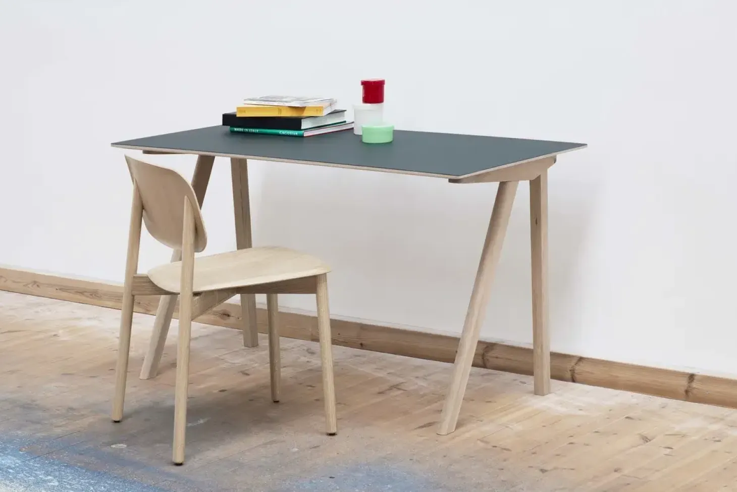 Hay - Skrivebord - CPH90 - Grøn linoleum - Ben i lakeret eg