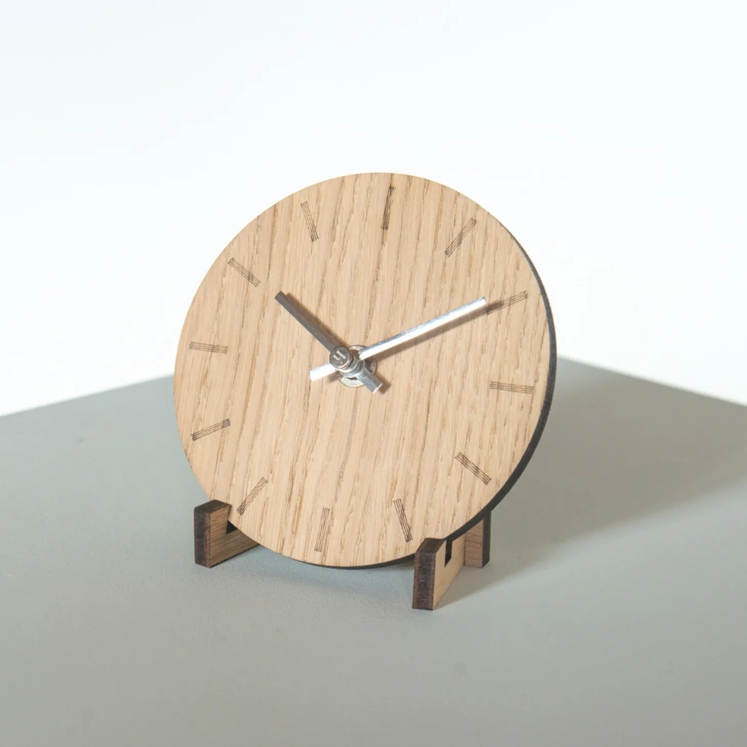 Hemverk - Vægur - Lys Eg - Ø12 cm - Sølv visere