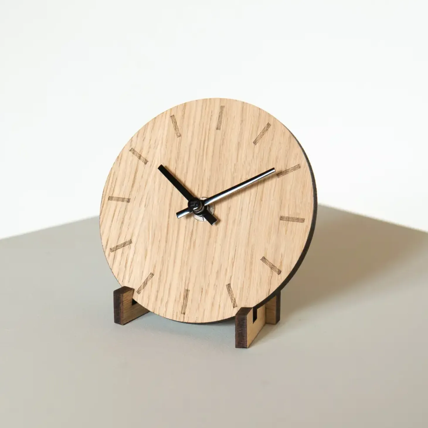 Hemverk - Vægur - Lys Eg - Ø12 cm - Sorte visere