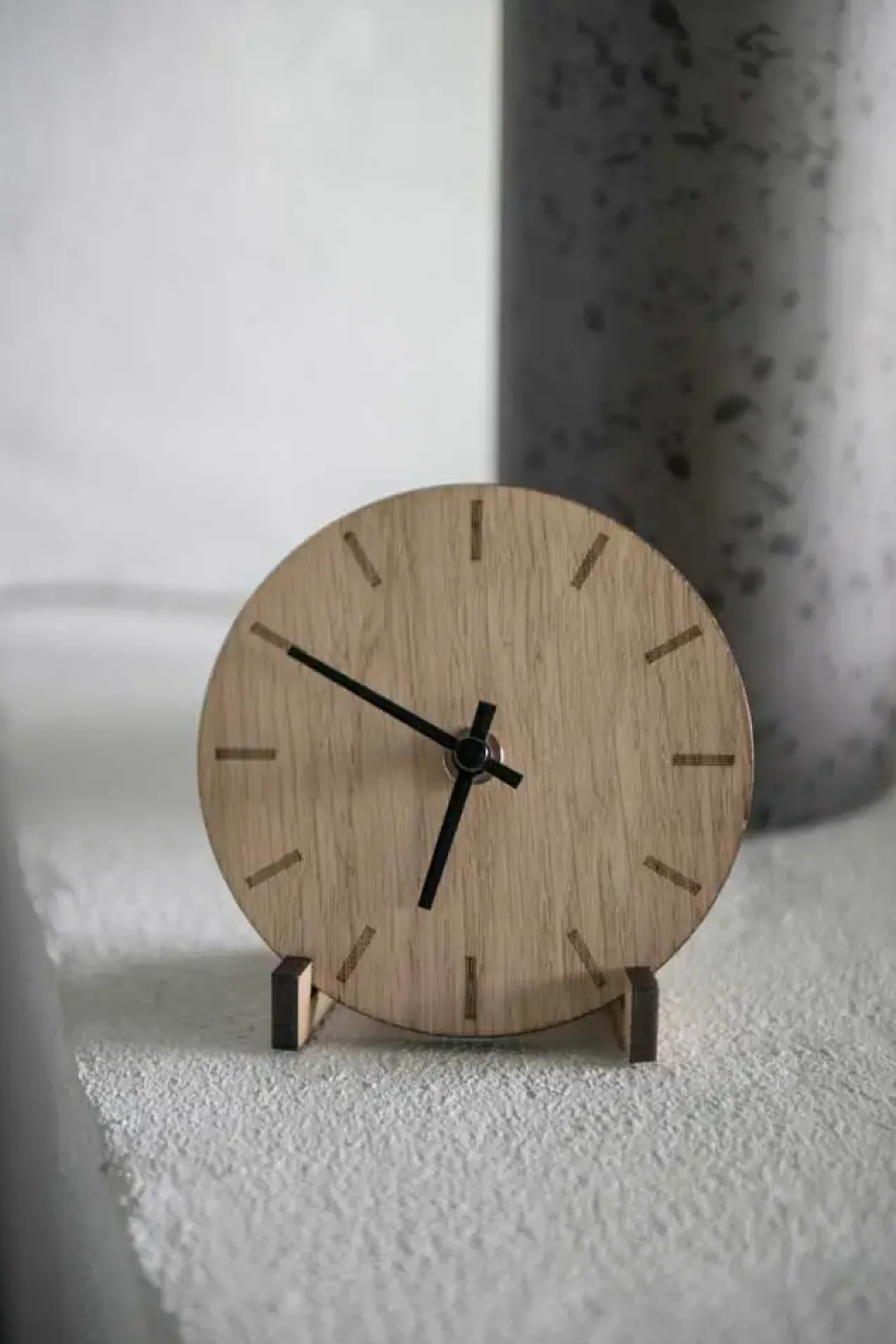 Hemverk - Vægur - Lys Eg - Ø12 cm - Sorte visere