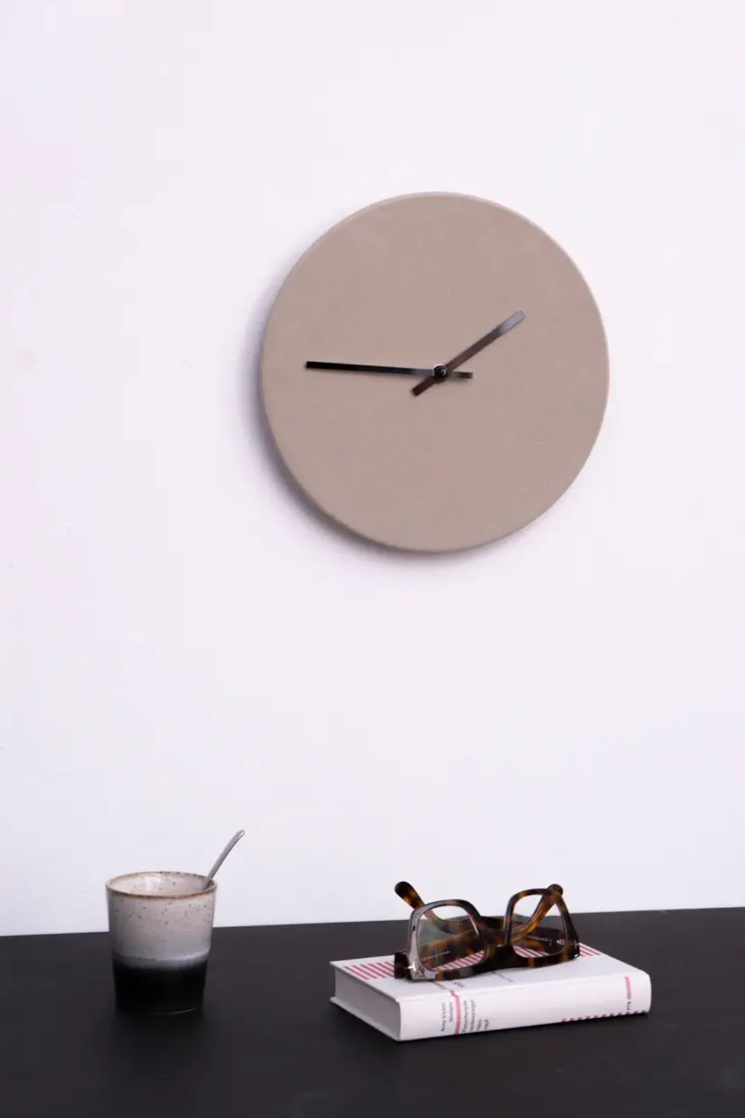 Hemverk - Vægur - Shape Chocolate - Sølv visere - Ø28 cm