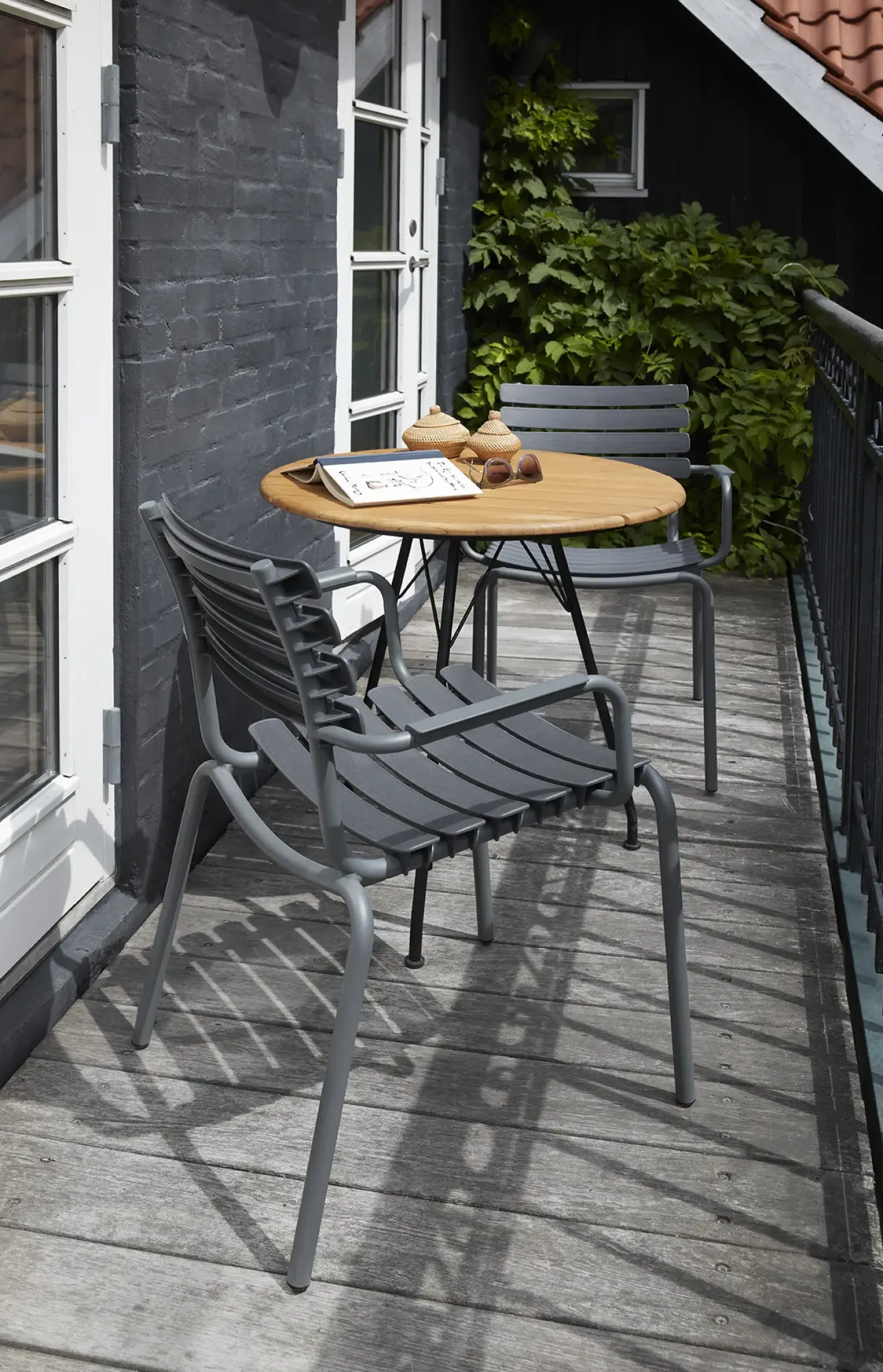Houe - ReCLIPS Dining chair - Black. Armrest