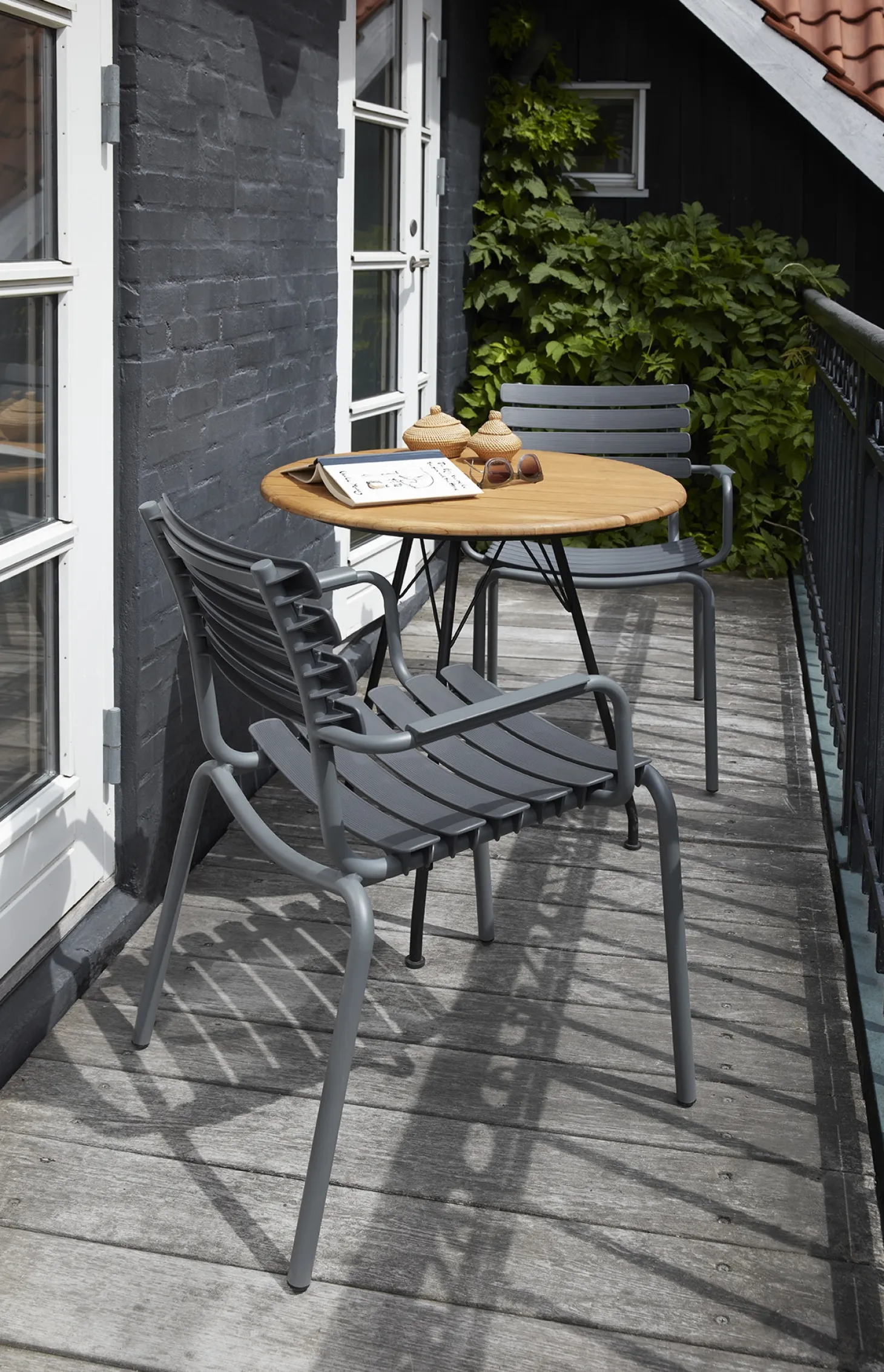 Houe - ReCLIPS Dining chair - Dark grey. Armrest