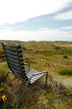 Houe - ReCLIPS Lounge chair - Black. Armrest i bambus