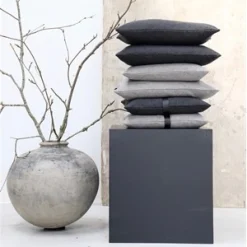 Louise Smærup - Pude Boule - Black (50x50 cm)
