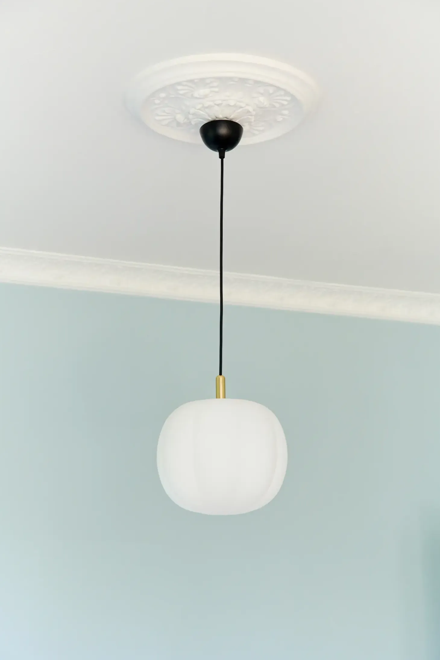 Made By Hand - Pepo Pendant Medium Ø30 Brass Top - Opal