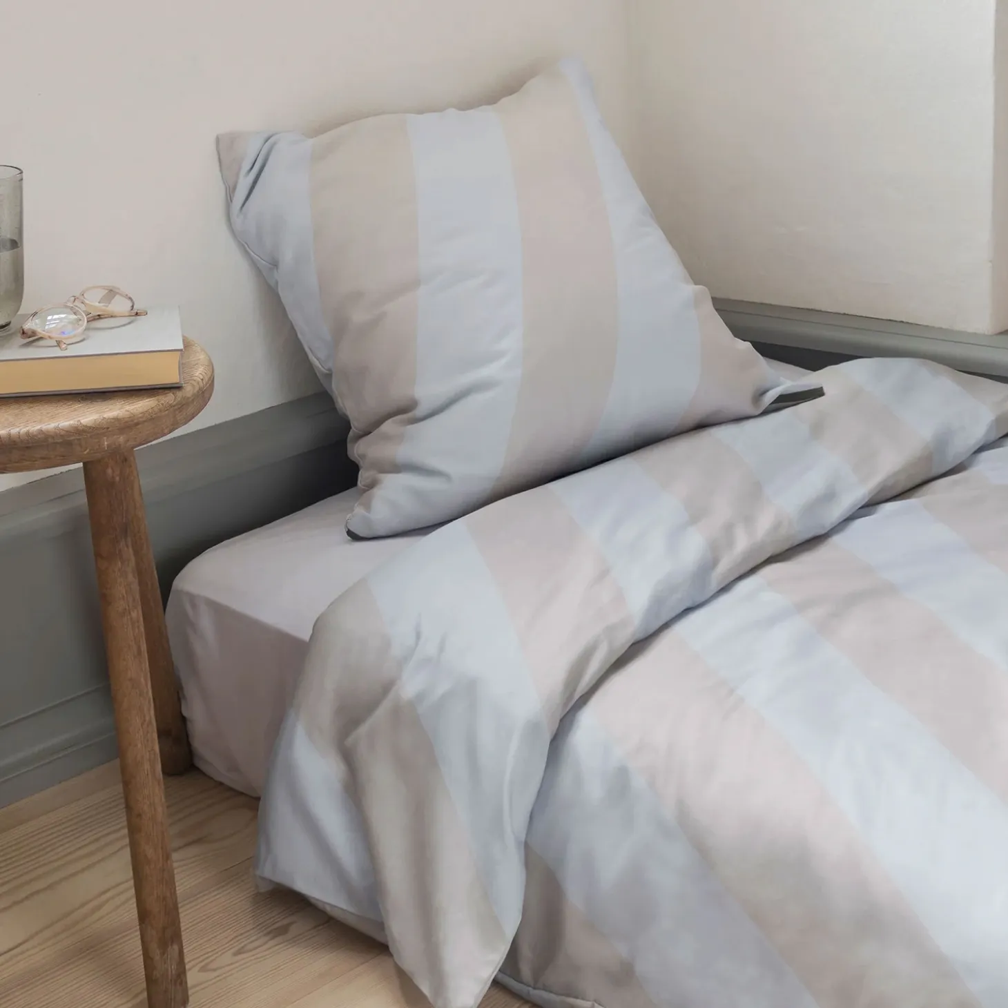 Mette Ditmer - DIAGONAL-sengesæt - Light grey/Sand - W140 x L220 cm