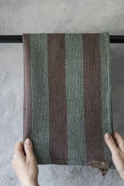 Mette Ditmer - ELVIRA viskestykke - Pine Green