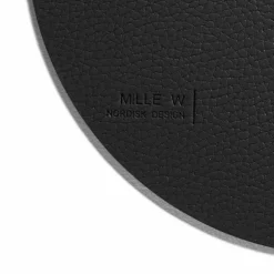 MiLLE W NORDISK DESIGN - Bordskåner - Sort læder - Ø 22 cm