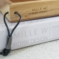 MiLLE W NORDISK DESIGN - Bakke i træ - Sort læder - 15 x 60 cm.