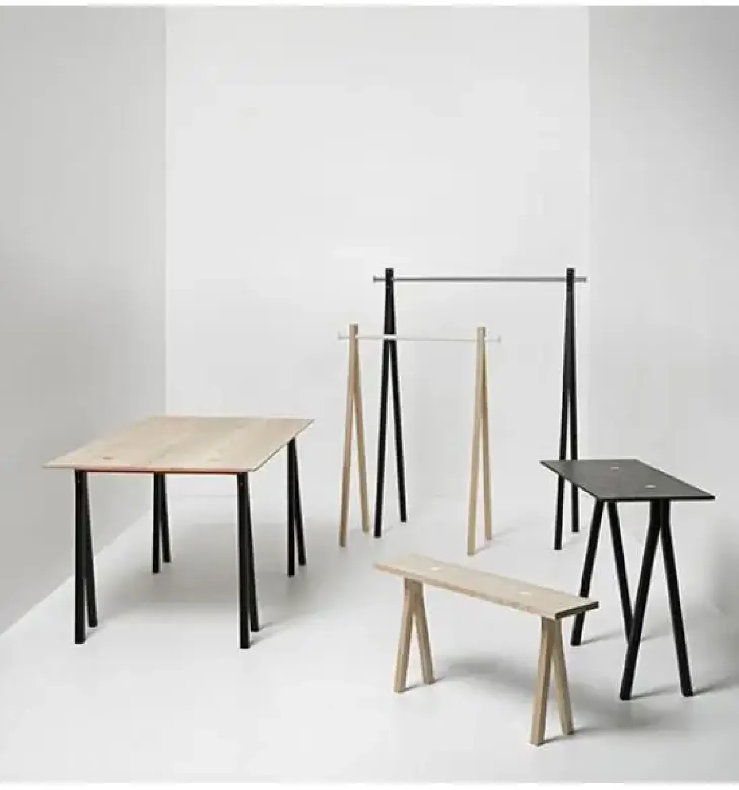 Nomess - 2-DOTS Konsol Bord - Sort/Sorte ben/Sorte prikker