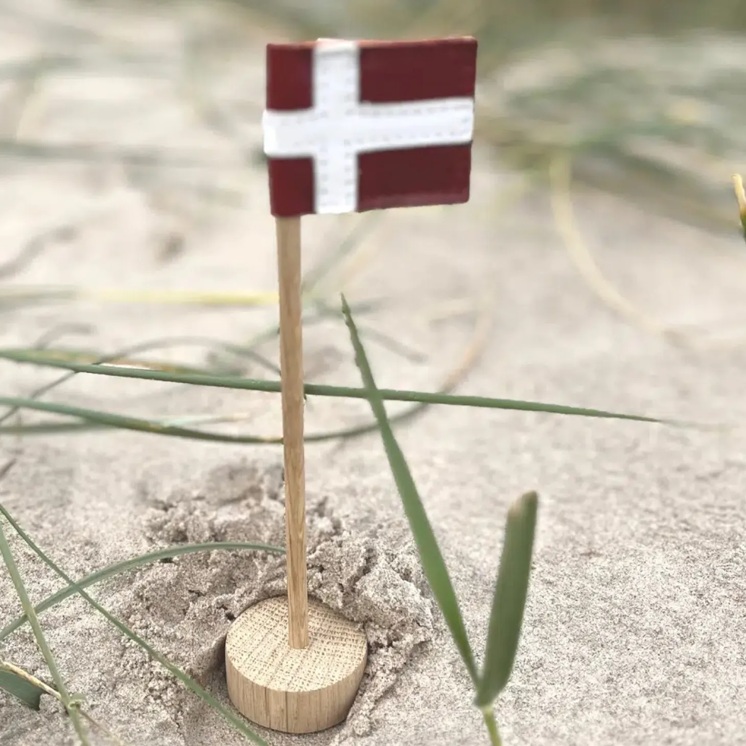 Nordic By Hand - Snoren - Bordflag mini i lys eg - H20