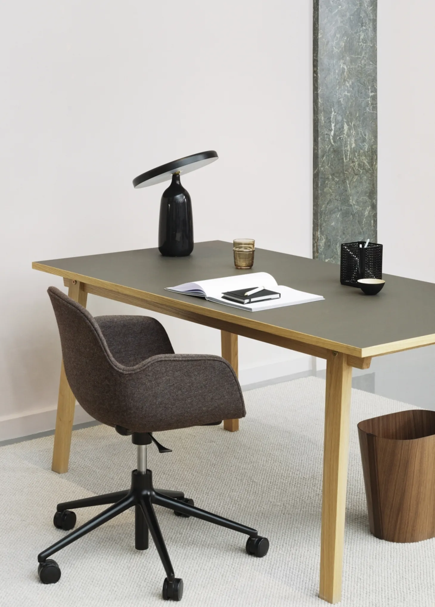 Normann Copenhagen - Form Armstol Swivel 5W med hjul - Sort/Blå
