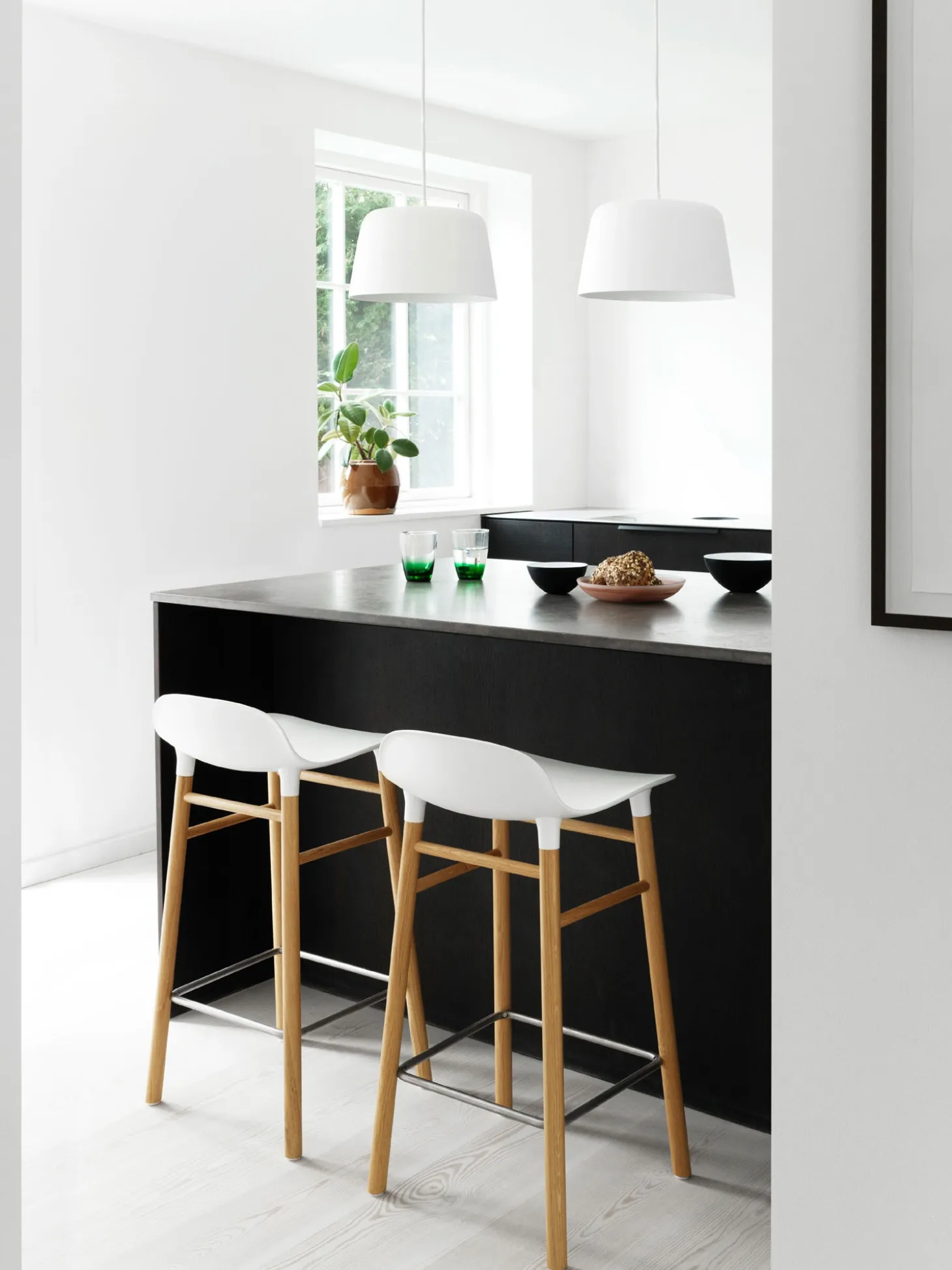 Normann Copenhagen - Form Barstool 65 cm - Creme/Messing