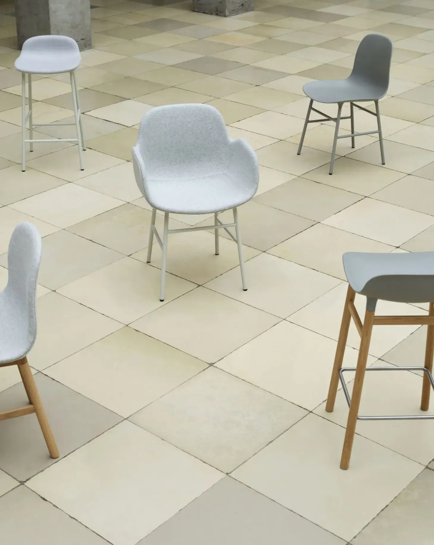 Normann Copenhagen - Form Barstool 65 cm - Rød/Valnød