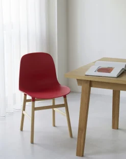 Normann Copenhagen - Form Chair Oak - Stol i Rød og Eg