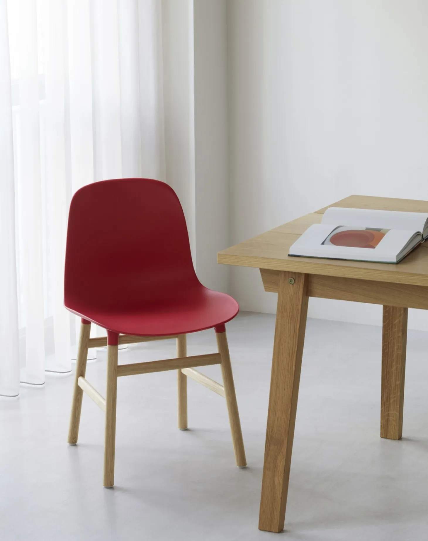 Normann Copenhagen - Form Chair Oak - Stol i Rød og Eg