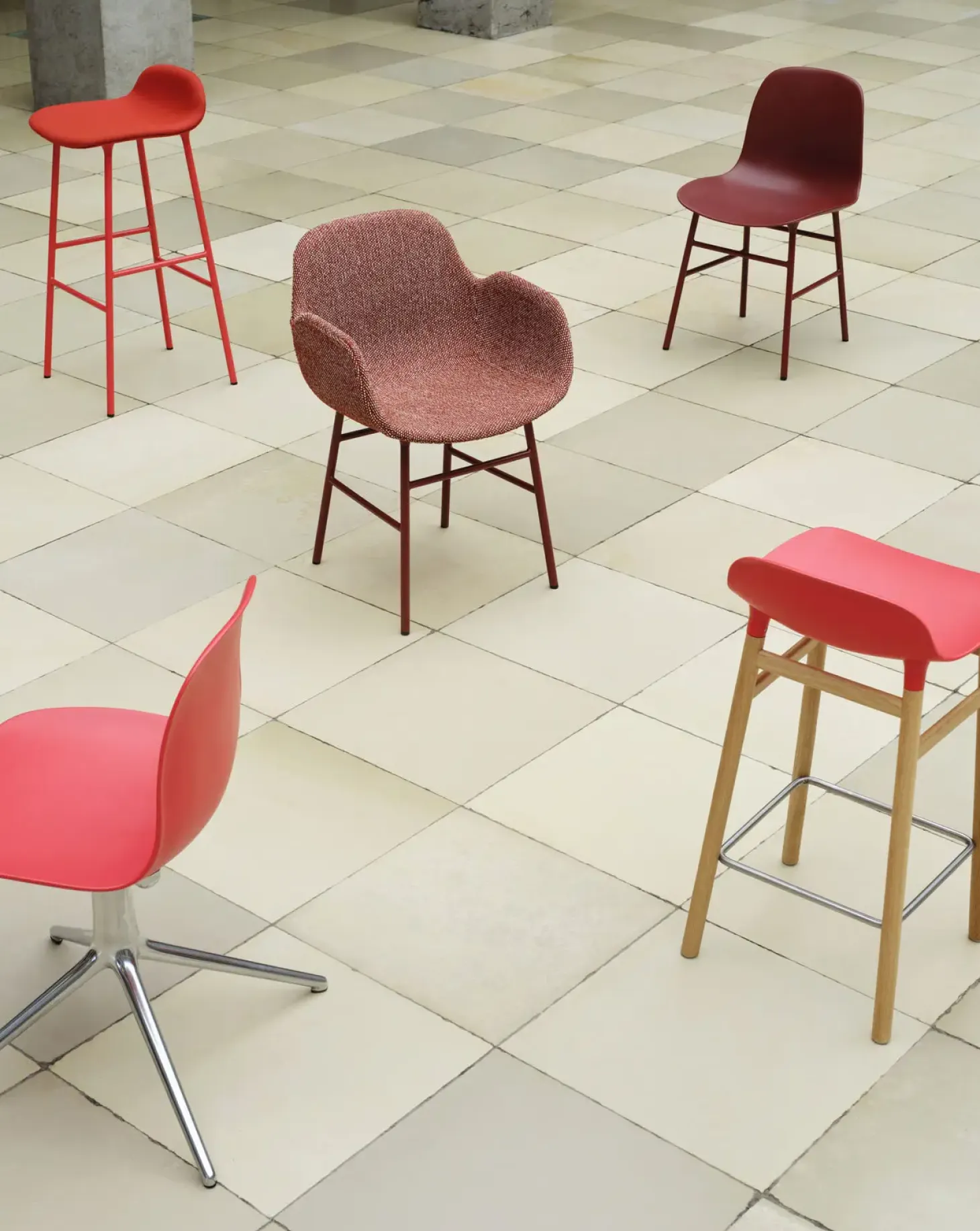 Normann Copenhagen - Form Barstool 65 cm - Lys grå/Sort eg