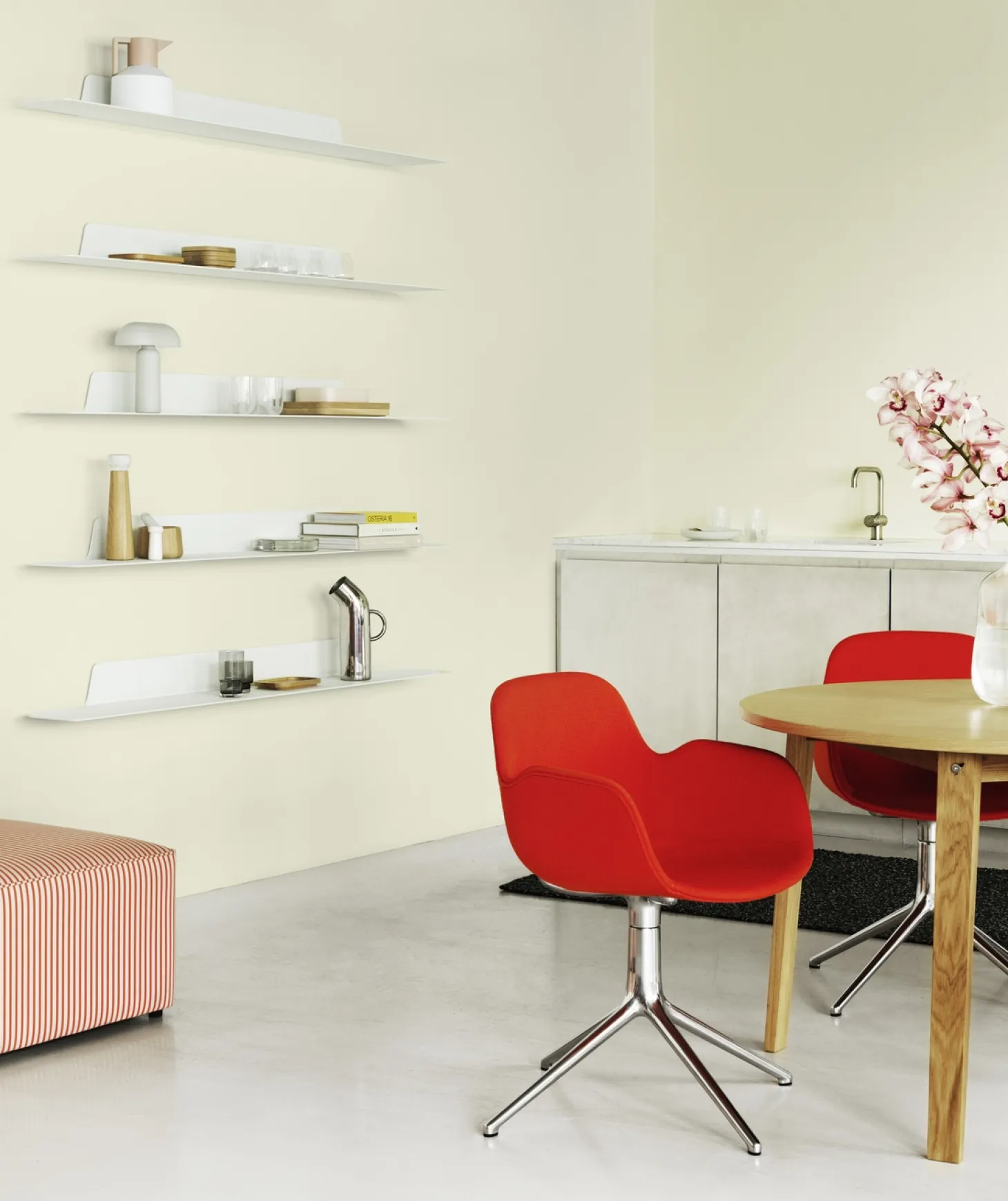Normann Copenhagen - Form Armstol Swivel 5W med hjul - Sort/Brun