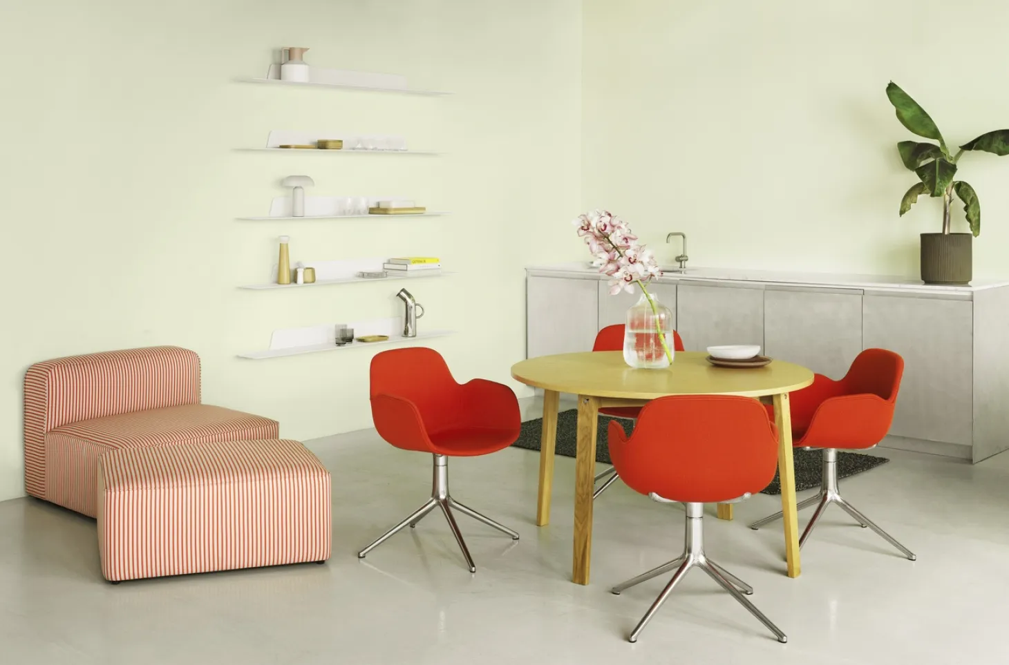 Normann Copenhagen - Form Armstol Swivel 5W med hjul - Sort/Brun