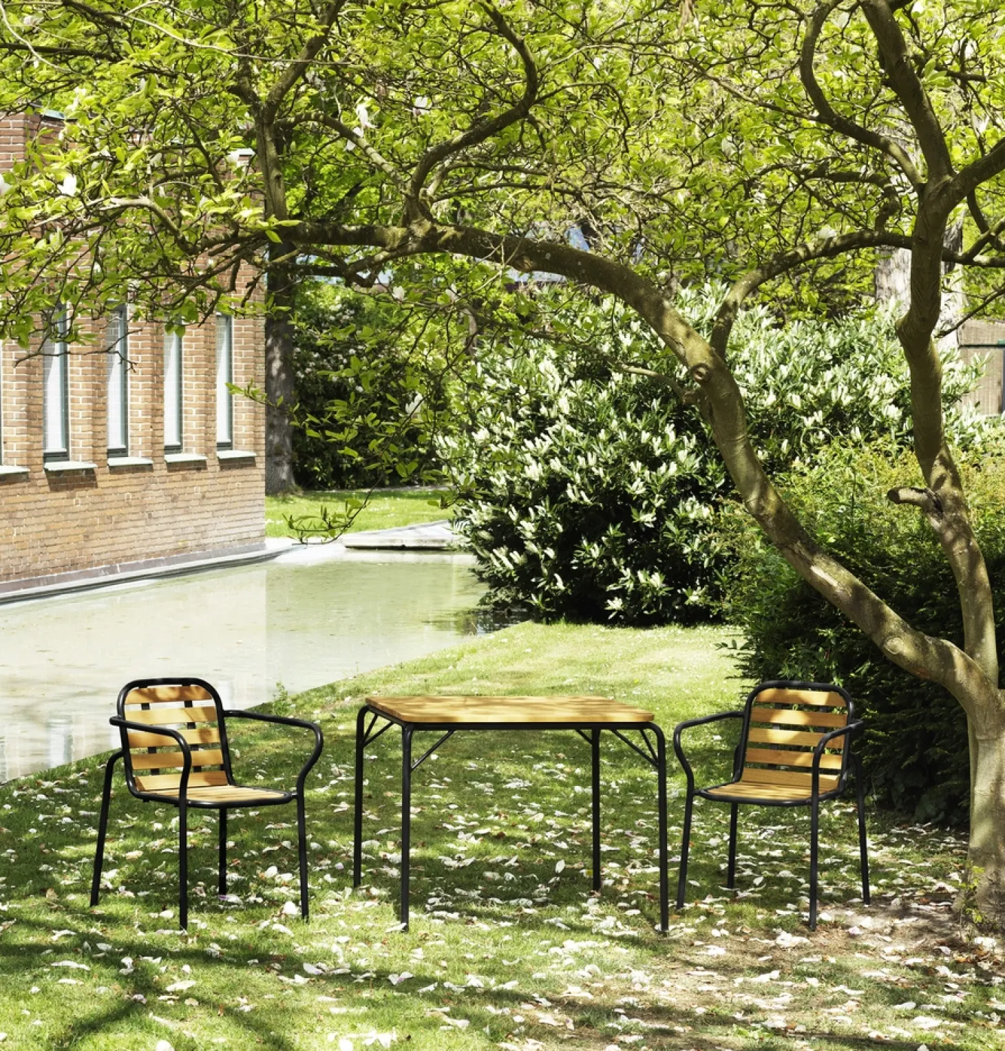 Normann Copenhagen - Havestol - armstol - Vig Robinie - Sort