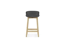 Normann Copenhagen - Hyg Barstool 65 cm Front Upholstery Black & Oak