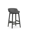 Normann Copenhagen - Hyg Barstool 65 cm Front Upholstery Black & Black Oak