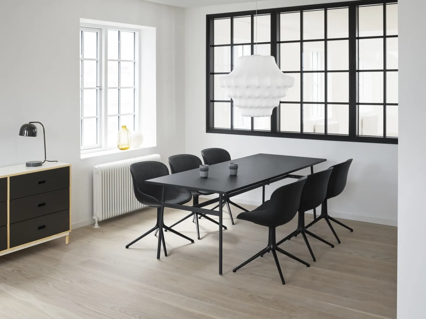 Normann Copenhagen - Hyg Chair Swivel 4L Front Upholstery Black & Black Alu